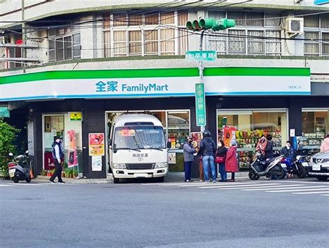 宿醉載客！客運駕駛疑忘拉手煞車 中巴後滑神準撞入超商 社會萬象 生活 Nownews今日新聞