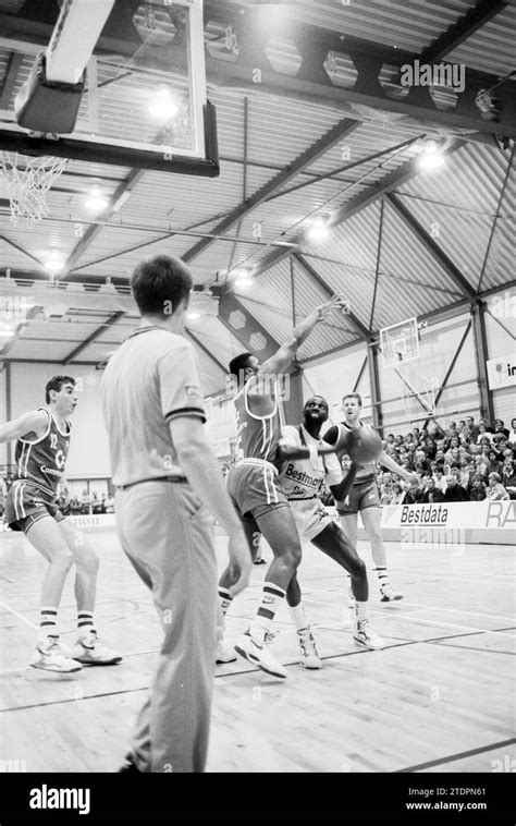 Mejor Amigo De Baloncesto Akrides Fotograf As E Im Genes De Alta