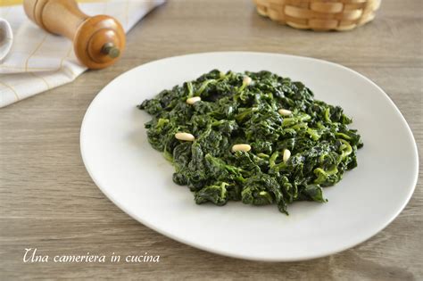 Spinaci In Padella Ai Pinoli Una Cameriera In Cucina