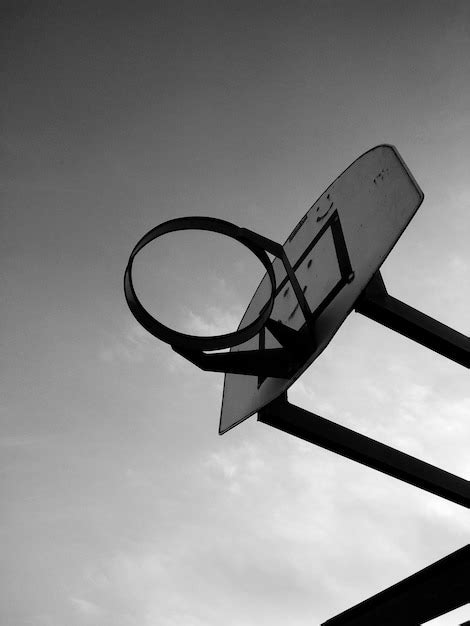 Vista De Ngulo Bajo Del Aro De Baloncesto Contra El Cielo Foto Premium