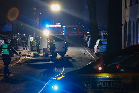 Solingen Ford Prallt Gegen Baum Und Bleibt Auf Seite Liegen