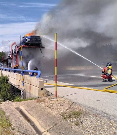 Un Incendio Calcina Ocho Coches En Un Cami N En La A En Villagat N