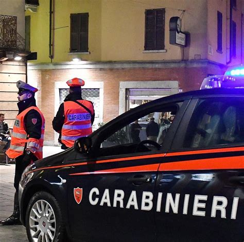 Paura A S Agostino Rissa Nella Notte Botte Tra Bande Due Ventenni Feriti