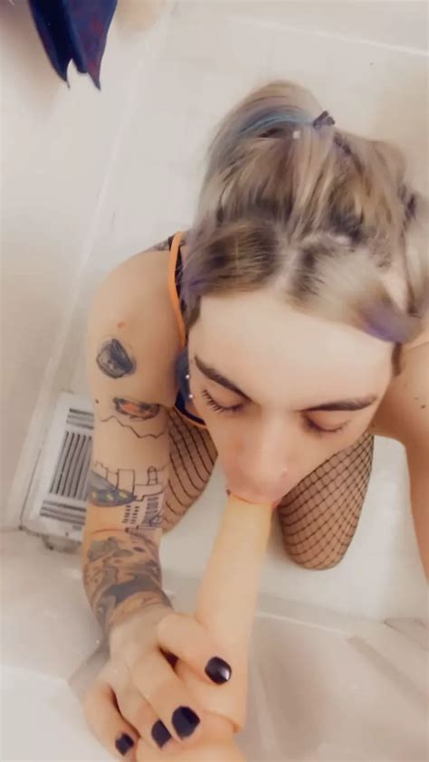 Une Fille Magnifique Adore Se Caresser Le Clito Et Faire Une Gorge Profonde Xhamster