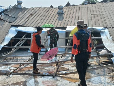 Ratusan Rumah Di Bandung Rusak Diterjang Angin Kencang Hingga Banjir