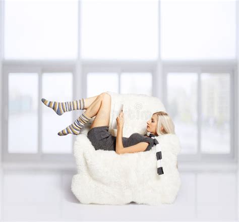 Blonde Sur Le Fauteuil Velu Photo stock Image du écharpe fourrure