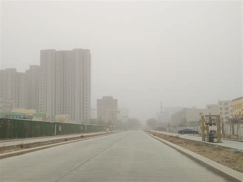 吐鲁番市遭遇大风沙尘降温天气