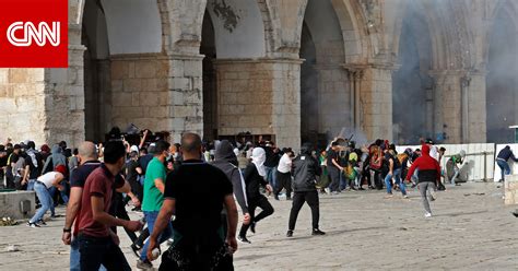 شاهد اشتباكات في باحات المسجد الأقصى بين الشرطة الإسرائيلية