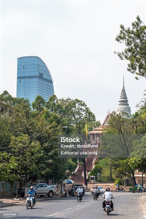 Wat Phnom Dan Menara Vattanac Di Ibukota Kamboja Foto Stok Unduh