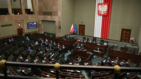 Podwy Ki Dla Polityk W Sprawd Ile Od Sierpnia Zarobi Pos Owie