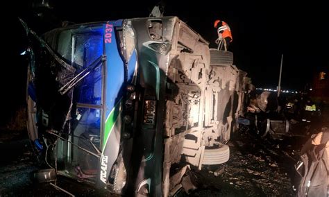 La Oroya Choque entre bus interprovincial y tren deja 4 muertos y más