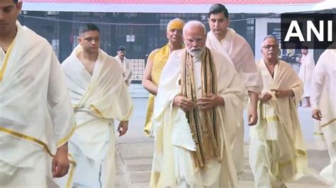 Viral Video Shows Spg Commandos With Pm Modi In Dhoti At Kerala Temple