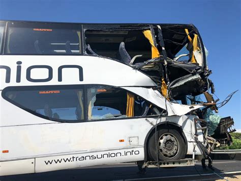 Retenciones importantes por un choque entre un autocar y un camión en Palma