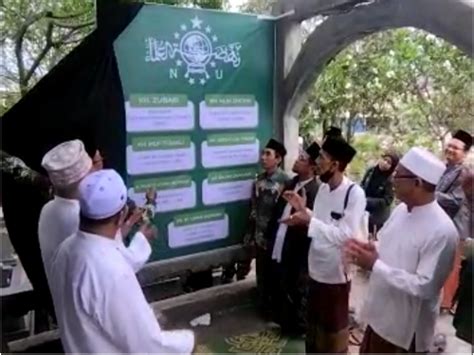 Sambut Hari Santri Nasional 2022 MWC NU Gresik Pasang Tetenger Di