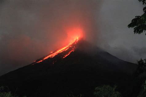 El volcán Karangetang entro en erupción en la isla de Siau de Indonesia