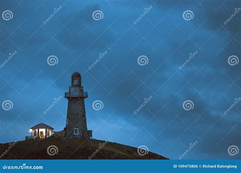 Faro Y Cielo Azul Nublado De La Isla De Sabtang En Batanes Foto De Archivo Imagen De Oscuridad