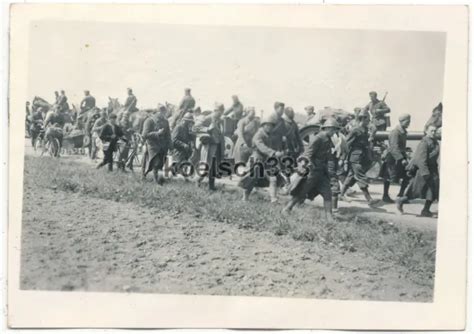 Foto Gefangene Franz Sische Soldaten Neben Artillerie Kolonne Der