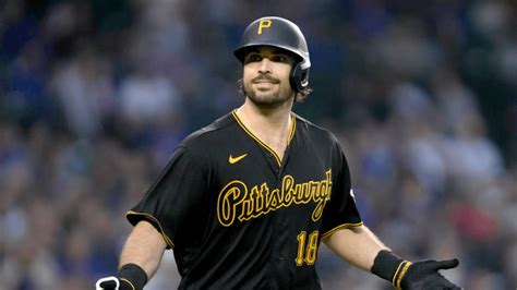 Pirates trade veteran catcher Austin Hedges to the Rangers