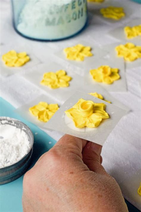 How To Make A Pretty Royal Icing Daffodil Video The Bearfoot Baker