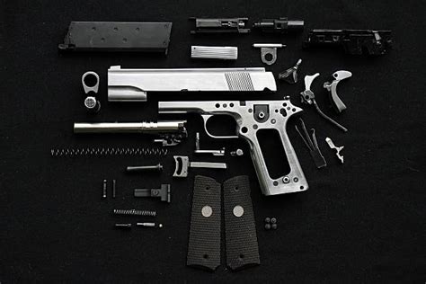 481 400 Pistol Senjata Api Foto Stok Potret And Gambar Bebas Royalti