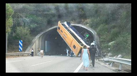 Aparatoso Accidente De Autob S En La C Deja Heridos Dos En