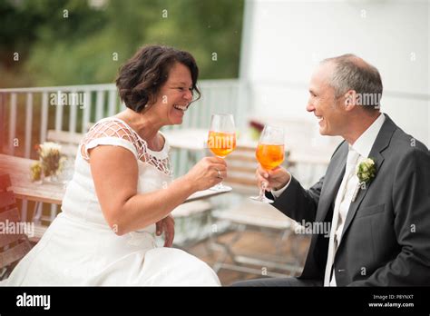 Im Alter ältere Menschen ehe Paar am Hochzeitstag alte Braut und