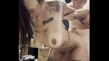 Je baise la pute de la sœur de mon ami dans les vestiaires XVIDEOS