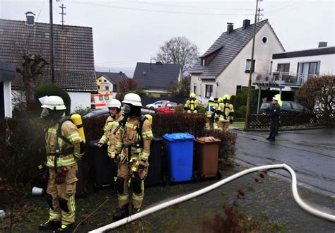 Video Feuerwehr Rettet Bewohnerin Und Hunde Aus Verrauchtem Wohnhaus