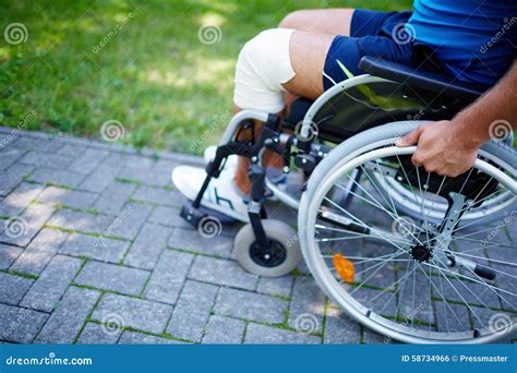 Promenade De Fauteuil Roulant Photo stock Image du extérieur