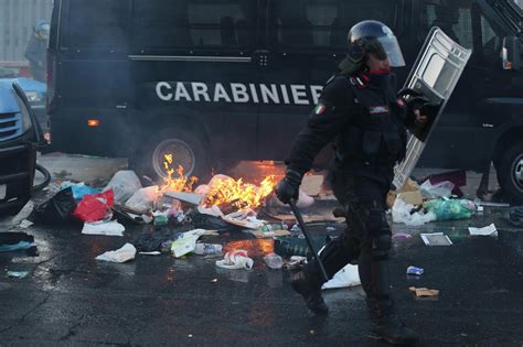 Sassi Molotov E Scontri Con I Black Bloc Guerriglia Urbana A Napoli