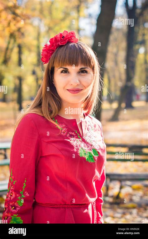 Femme En Robe Courte Dans La Forêt Banque De Photographies Et Dimages