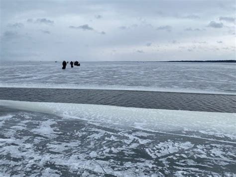 200 Rescued Off Upper Red Lake After Ice Breaks Free Mpr News