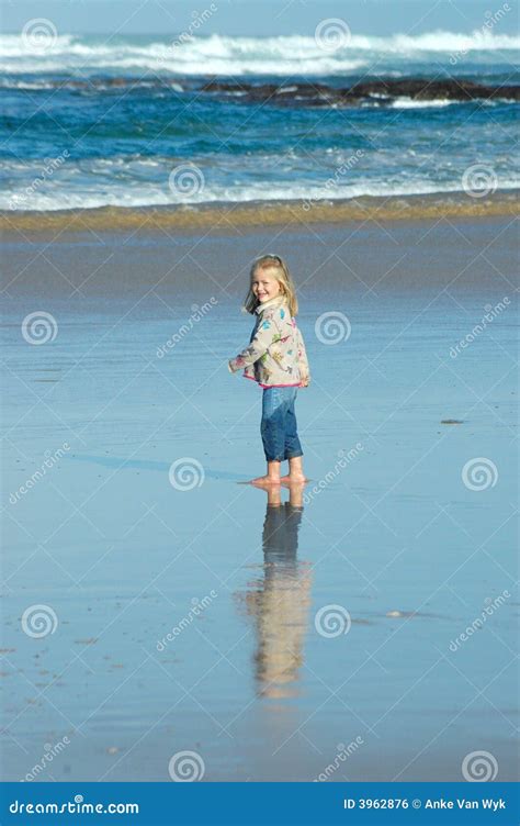 Enfant Par La Mer Photo Stock Image Du Gosse Rester 3962876