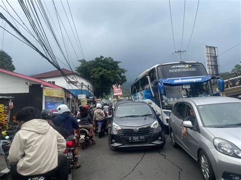 Tak Ada Lagi Warung Pinggir Jalan Kawasan Puncak Bogor Tetap Dipadati