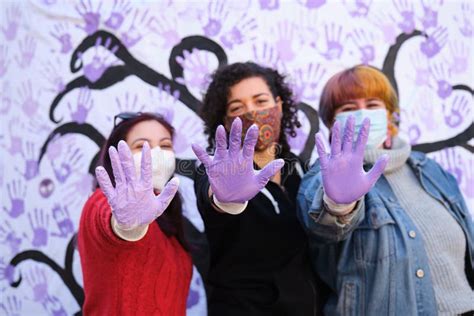 Una Mano Pintada De Morado Participando En El D A Internacional Para La