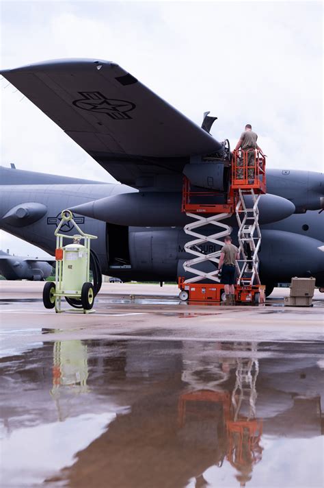 DVIDS - Images - Maintenance Airmen replace C-130 Hercules aircraft ...