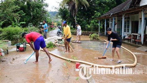 Pmi Pastikan Distribusi Bantuan Untuk Korban Banjir Di Sitiarjo Malang