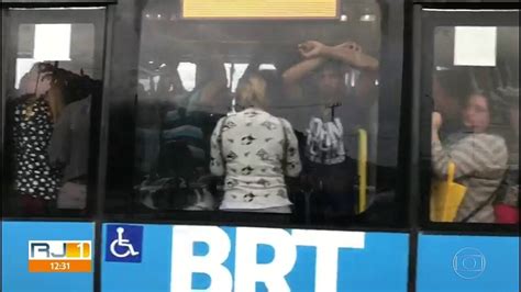 Passageiros Do Brt Disputam Espaço Para Viajar Em Pé Rj1 G1