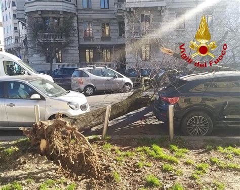 Vento A Km H A Milano Si Stacca Pezzo Del Tetto Della Stazione