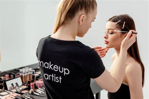 En Quoi Consiste Le M Tier De Makeup Artist Benatural Fr Mode