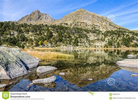 Reflexion Von Im Ersten See Von Pessons Andorra Stockfoto Bild Von