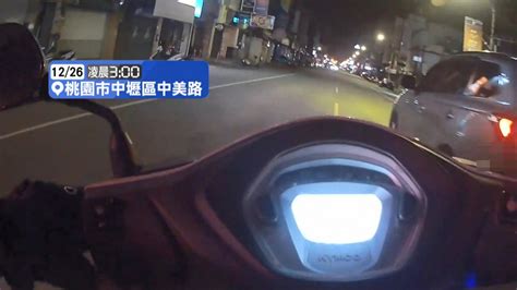 開車滑手機遭盯上 通緝狂逃衝撞警車│交通違規│安全帽│巡邏員警│tvbs新聞網