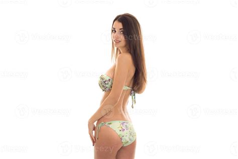 Una joven sexual delgada con grandes pechos naturales posando en traje