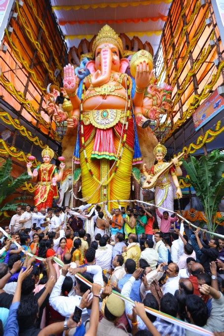 Photos Huge Rush Of Devotees At Khairatabad Ganesh Latest Photos