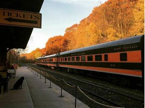 18 Best Fall Foliage Train Rides For Leaf Peeping