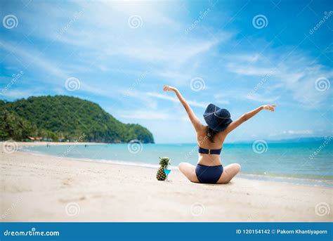 Sexy Frau Im Blauen Bikini Der Auf Strand Springt Stockfoto Bild Von