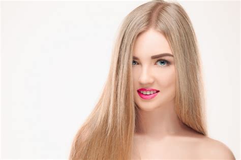 Belle Fille Blonde Cheveux Longs En Bonne Santé Photo Gratuite