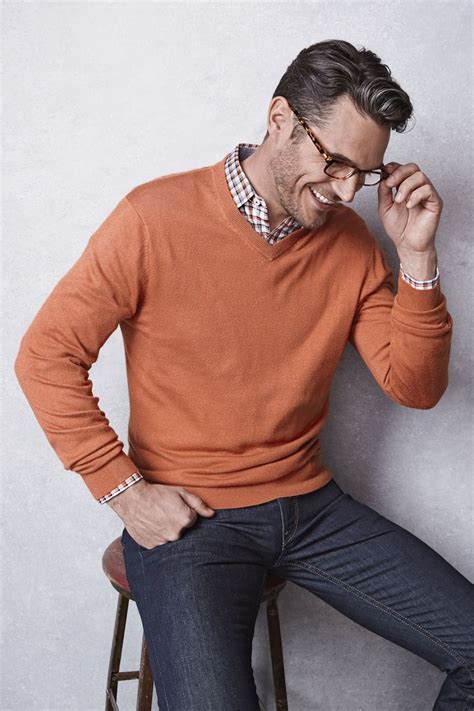 Made To Layer The Sweater And Shirt Combo Looks Good With Zero Effort Moda Masculina Casual