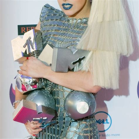 Lady Gaga Posa Con Los Cuatro Galardones De Los Mtv Ema 2011 Gala De