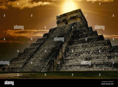 La Piramide Di Kukulc N A Chich N Itz Conosciuta Anche Come El